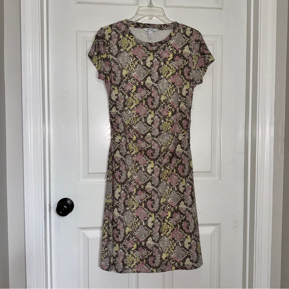 Nine West Pastel Snakeskin Patterned Knee Length Dress with Ruched Waist size S - Picture 2 of 10